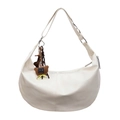 Bolso medialuna minimalista en color crema con pliegues suaves y colgantes de felpa - Blanco Roto