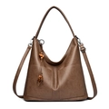 Borsa hobo marrone in pelle martellata con tasche anteriori e nappa in legno decorativa - Cachi