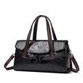 Schwarze Retro-Handtasche mit floraler Prägung und braunen Griffen in Kroko-Optik - Schwarz