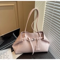 Detail der hellrosa Ledertasche mit asymmetrischen Falten und dekorativer Schnalle - Rosa