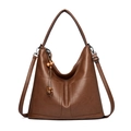 Borsa hobo vintage marrone con trama opaca, tasche frontali e ciondolo in legno - Marrone Giallastro