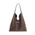 Borsa a spalla minimalista in pelle morbida marrone scuro con stile vintage a triangolo - Marrone