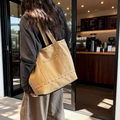 Minimalistische Canvas-Einkaufstasche mit Metallnieten und vielen Taschen im Café-Stil - Khaki