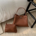 Bolso bandolera de cuero marrón con correa de hebilla y neceser con cremallera - Marrón