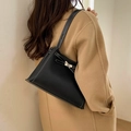 Bolso de hombro de cuero negro con costuras en contraste y cierre metálico en modelo - Negro