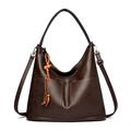 Sac Hobo marron foncé en cuir grainé avec poches latérales et pendentif en perles - Brun Foncé