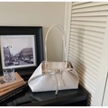 Elegante cremeweiße Schultertasche aus glänzendem Leder mit Raffung und Schnalle - Beige