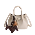 Schicke beige Tasche aus genarbtem Leder mit Trageriemen und Dackel-Anhänger-Detail - Mit Anhänger / Weiß