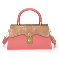 Bolso de piel rosa con solapa de bronce metalizado y hebilla dorada en fondo blanco - Rosa