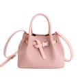 Sac seau rose avec détail de ceinture et texture de cuir litchi en rose cerisier - Sans Pendentif / Rose