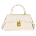 Elegante bolso cuadrado blanco crema con herrajes dorados y asa superior sobre fondo blanco - Blanco Roto