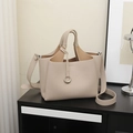 Borsa tote beige in ecopelle con ciondolo a cerchio in metallo e tracolla in interno moderno - Bianco
