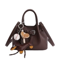 Dunkelbraune Handtasche aus Narbenleder mit Gürtel-Dekor und verspielten Anhängern - Mit Anhänger / Braun