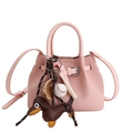Rosafarbene Umhängetasche aus Leder mit Dackelanhänger und Sportanhängern - Mit Anhänger / Rosa