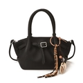 Schwarze Handtasche mit Litschi-Muster, gewebtem Anhänger und Leder-Schnallen-Detail - Schwarz