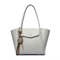 Borsa tote in pelle grigia testurizzata con ciondolo a orsetto e chiusura a scatto - Grigio