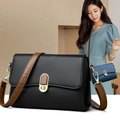 Borsa a spalla alla moda in pelle martellata nera con fibbia a U dorata e tracolla - Nero