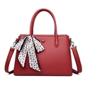 Borsa a mano in pelle rossa a grana di litchi con tracolla e foulard stampato decorativo - Rosso