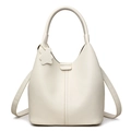 Minimalistische beige Beuteltasche aus Leder mit Bärenanhänger und Kieselstein-Struktur - Weiß
