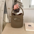 Borsa a secchiello classica in pelle marrone con fibbia in metallo argento lucido - Cachi