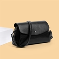 Bolso bandolera de cuero granulado negro con hebilla plateada y correa ajustable - Negro