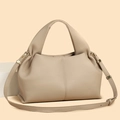 Dettaglio borsa a mano beige in pelle martellata con doppi manici e tracolla rimovibile - Piccolo / Albicocca