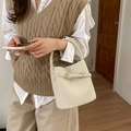 Borsa a secchiello bianco crema con trama in pelle martellata e fibbia argentata per uso - Bianco