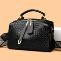 Klassische schwarze Handtasche mit Webstruktur, Mustergurt und Golddetails - Schwarz