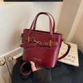 Secchiello in pelle bordeaux retrò con dettagli dorati e logo del marchio Maven & Chic - Borgogna