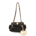 Sac bandoulière matelassé noir avec chaîne dorée et détail pompon en peluche - Noir