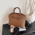Vintage braune Tragetasche mit Litschi-Maserung, Goldbeschlägen und verstellbarem Gurt - Braun