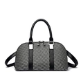Minimalistische schwarz-grau gewebte Boston Bag mit schwarzen Lederriemen und Silber-Details - Schwarz