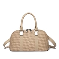 Schicke beige geflochtene Boston-Handtasche mit braunen Ledergriffen und Silberbeschlägen - Hellbeige