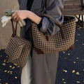 Schicke Leoparden-Tote-Bag mit Lederbesatz am Model in herbstlicher Straßenszene - 3-teiliges Set / Hahnentritt Kaffee