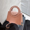 Sac à main rose motif serpent avec poignée ronde et bandoulière chaîne dorée - Rose