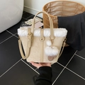 Beigefarbene Wildleder-Tasche mit weißem Kunstfellkragen und Herzanhänger für den Winter - Beige Wildleder Pelzkragen Handtasche (Mit Herzanhänger) / Khaki