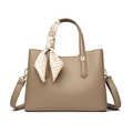 Borsa tote kaki in pelle con foulard decorativo e ciondolo a forma di M - Khaki chiaro