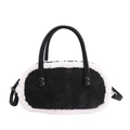 Sac bowling d'hiver en daim noir avec garniture en fausse fourrure blanche et texte FASHION - Noir