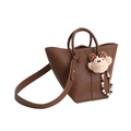 Retro dunkelbraune Beuteltasche aus Leder mit süßem Bärenanhänger und Schultergurt - Mit Anhänger / Braun