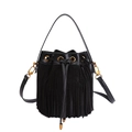 Secchiello in pelle nera con nappe in camoscio opaco e dettagli con coulisse dorata - Nero