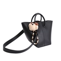 Schwarze Eimertasche mit Kieselstruktur, süßem Teddybär-Anhänger und Perlenkette - Mit Anhänger / Schwarz