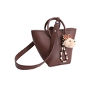 Braune Beuteltasche aus Leder mit Kieselprägung, Ringgriffen und Bärenanhänger - Mit Anhänger / Braun