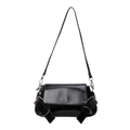 Borsa a tracolla in vernice nera lucida con cinturini con occhielli argento su sfondo bianco - Nero