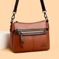 Bolso bandolera de cuero granulado marrón con logo de canguro y correas en marrón oscuro - Marrón