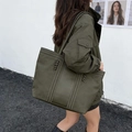 Bolso tote de nailon verde oliva con costuras dobles blancas y detalle de correa trenzada - Verde