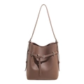 Dunkelbraune Eimer-Tasche aus Kieselleder mit schmalem Schultergurt und Metallschnalle - Braun