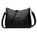 Borsa a tracolla nera minimalista con trama litchi e hardware argento su bianco - Nero