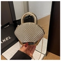 Vue détaillée de la pochette de soirée en forme d'éventail dorée avec strass et chaîne - Doré