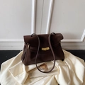 Borsa tote minimalista in morbida pelle marrone scuro con fibbia in metallo oro - Marrone