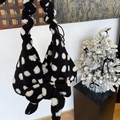 Elegante borsa tote in ecopelliccia a pois bianchi e neri con manico intrecciato - Nero